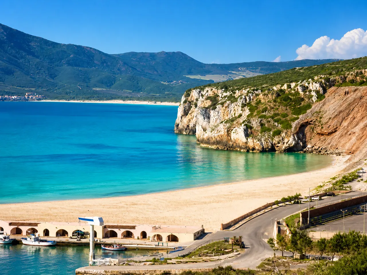 Buggerru — baia con porticciolo e sabbia chiara sotto la falesia