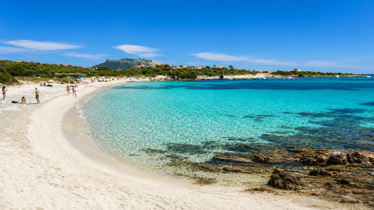 Cala Banana, Palau — sabbia bianca e mare turchese cristallino