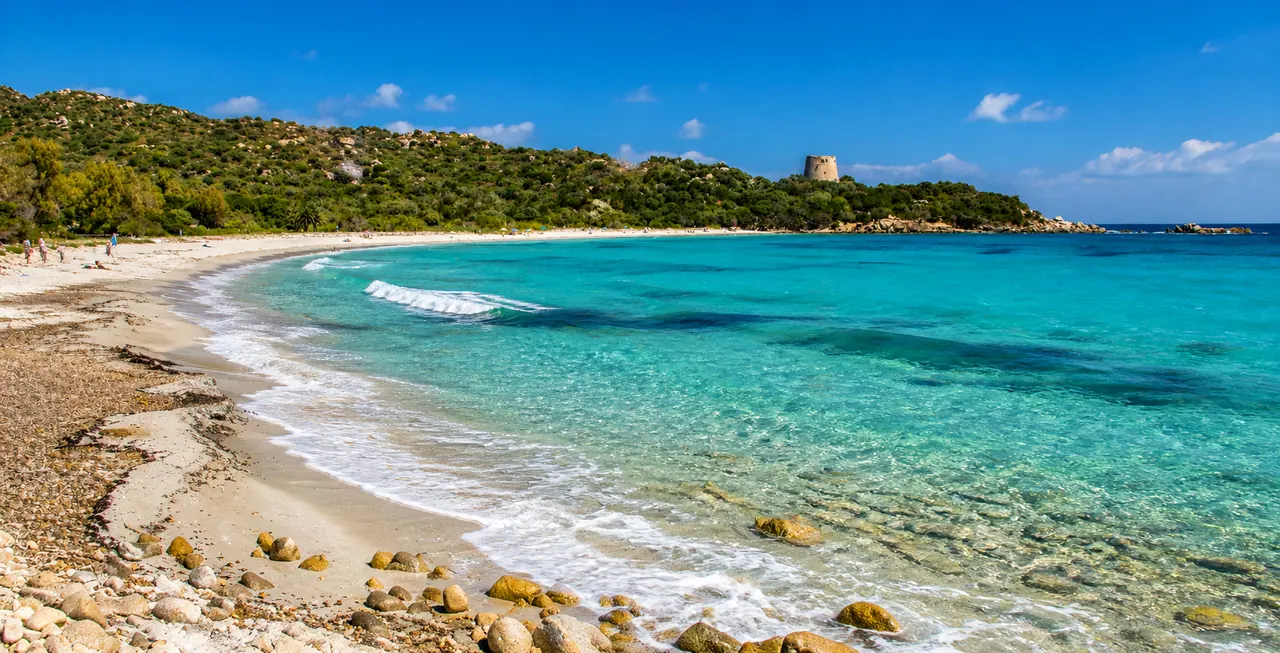 Cala Pira, Castiadas — baia turchese protetta con torre costiera e sabbia chiara