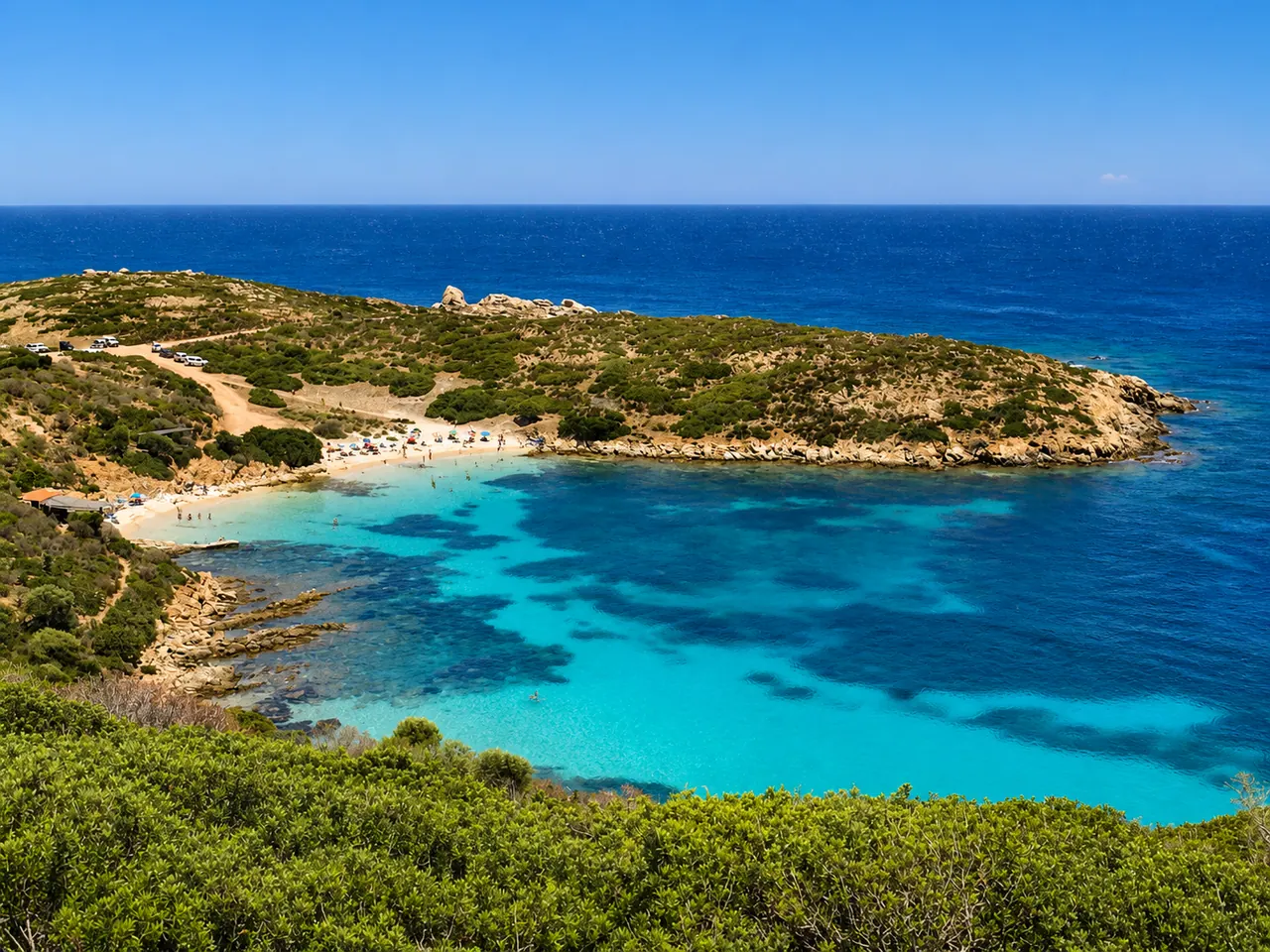 Cala Sabina, Golfo Aranci — cala selvaggia con acqua turchese tra colline verdi