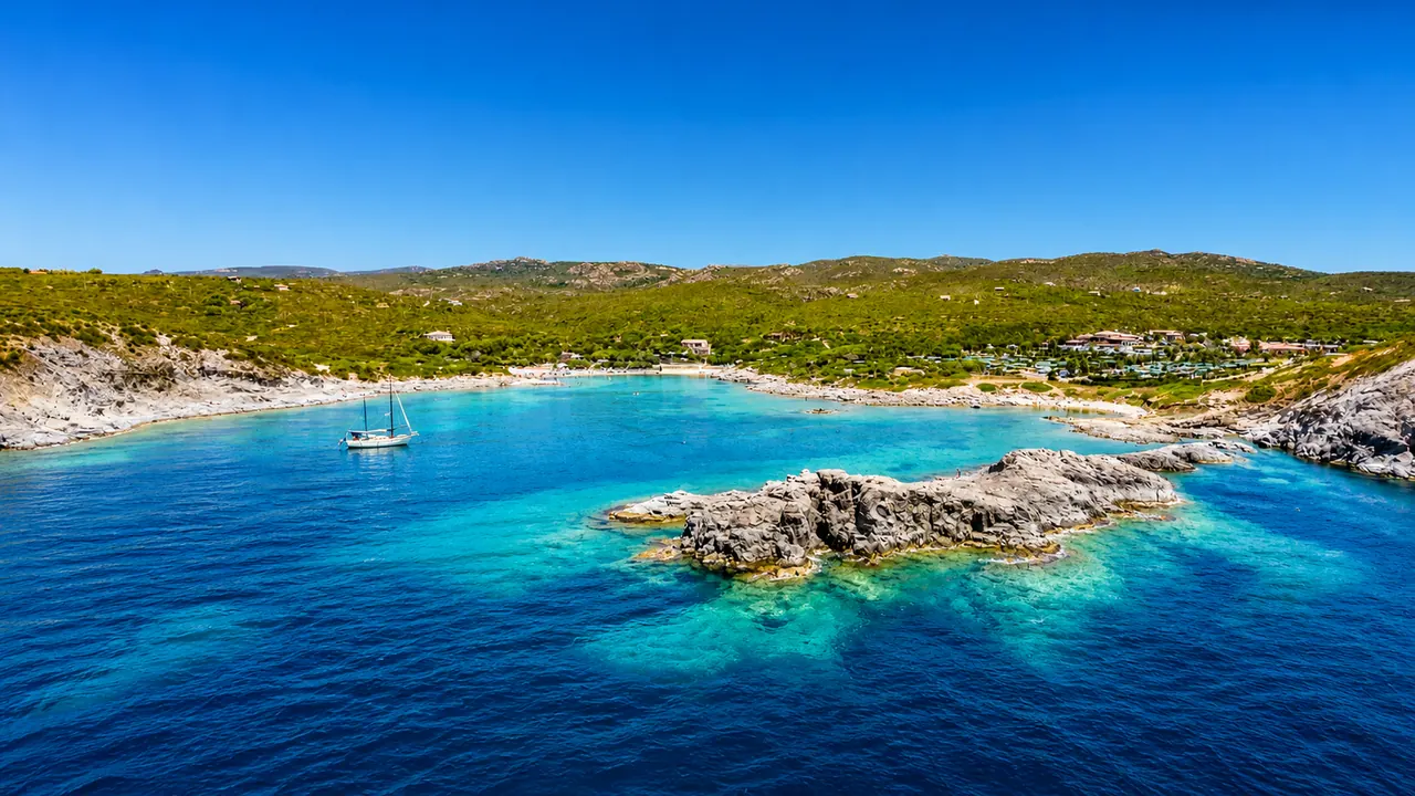 Cala Sapone, Sant'Antioco — baia con scogli granitici e acqua turchese