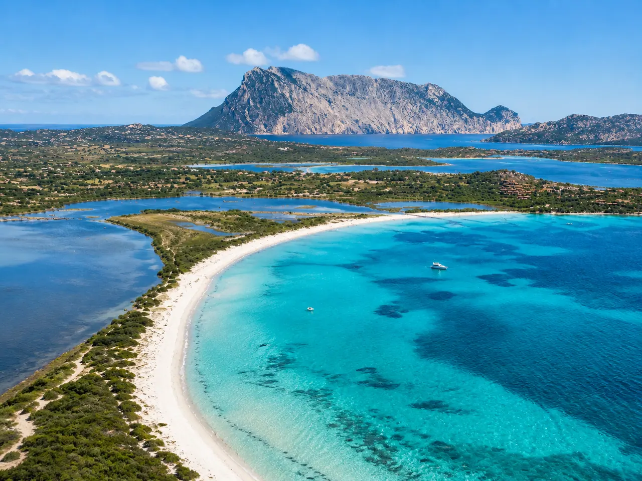 La Cinta, San Teodoro — spiaggia bianchissima con vista su Tavolara