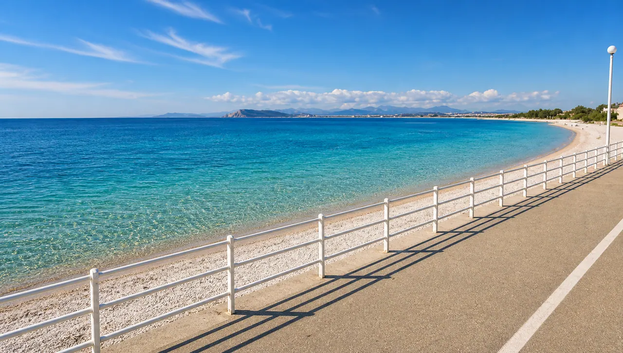 Margine Rosso, Quartu Sant'Elena — passeggiata sul mare con spiaggia chiara e acqua limpida