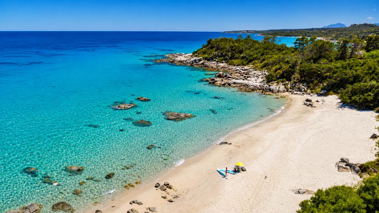 Musculedda, Tortolì — vista aerea di spiaggia bianca con mare turchese cristallino e macchia mediterranea