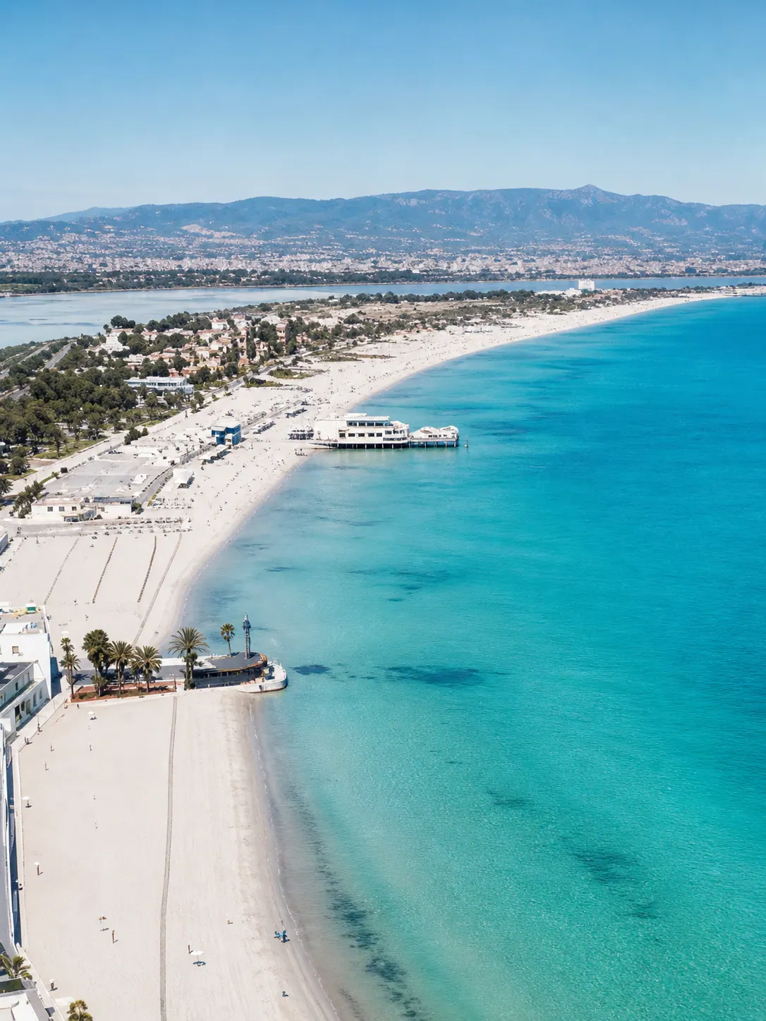 Poetto di Cagliari — lungo arenile sabbioso con vista sulla città e sul Golfo degli Angeli