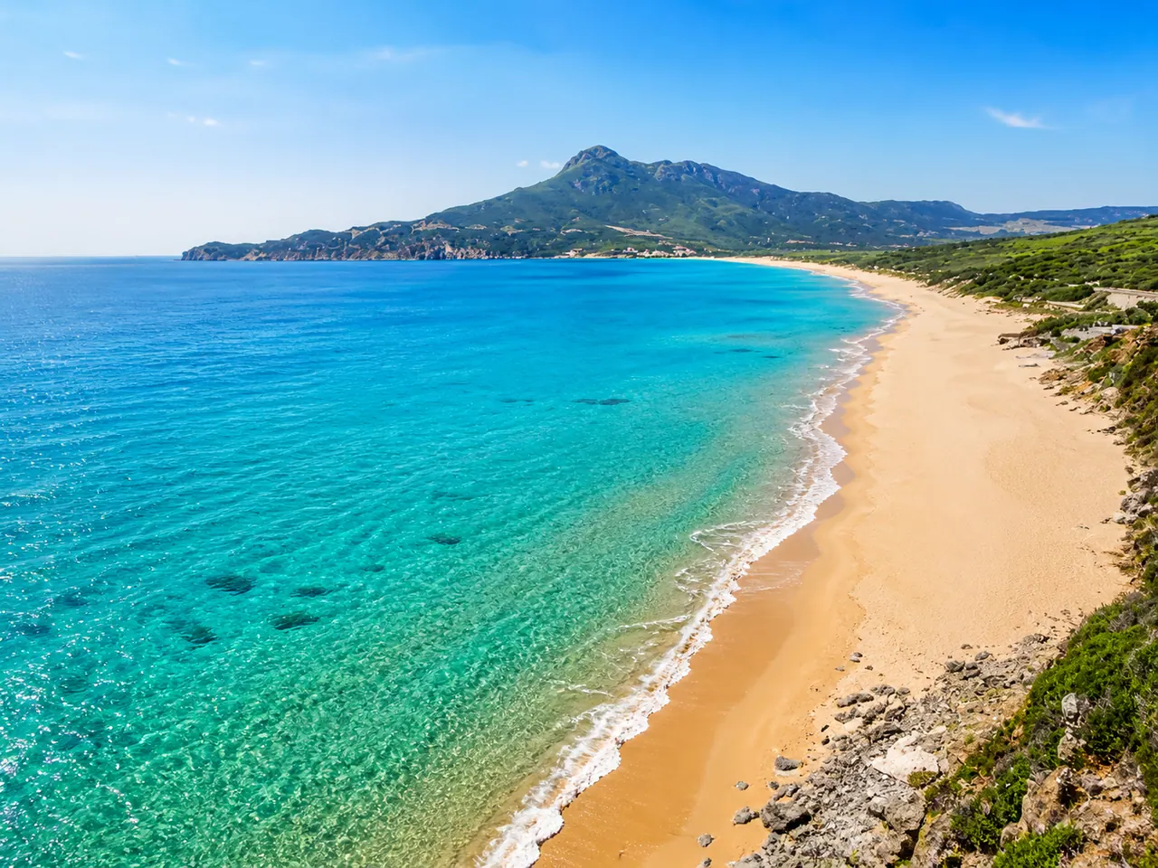 Portixeddu, Fluminimaggiore — lunga spiaggia dorata con monte sullo sfondo