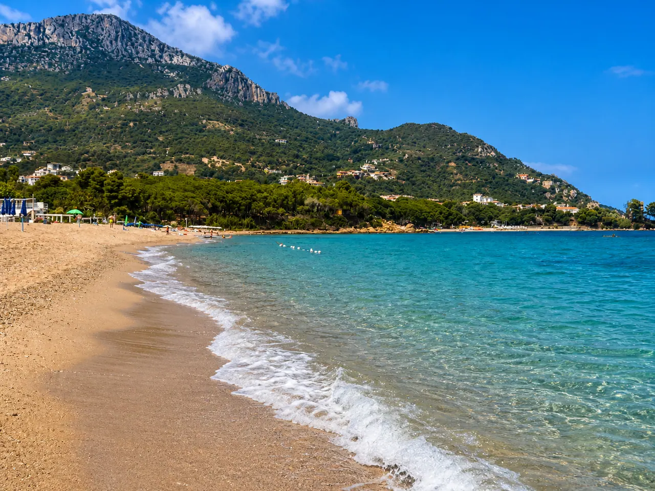 Santa Maria Navarrese, Baunei — spiaggia del paese con sabbia dorata, pineta e monte Oro sullo sfondo
