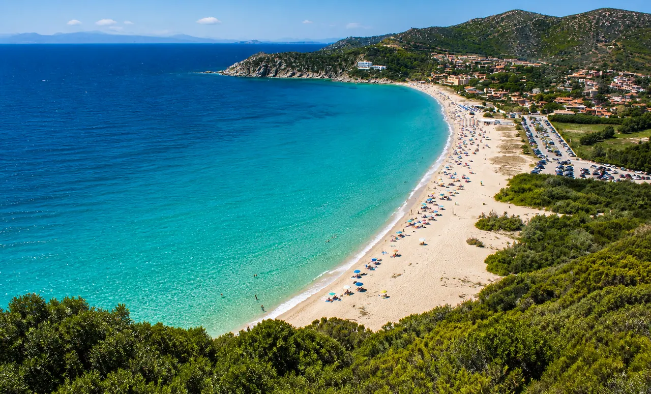 Solanas, Sinnai — ampia baia con sabbia chiara e mare turchese tra colline verdi