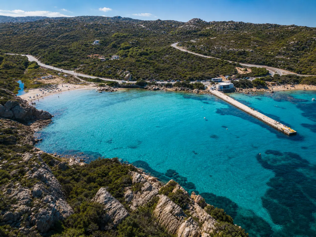 Spalmatore, Carloforte — baia turchese con pontile e costa granitica