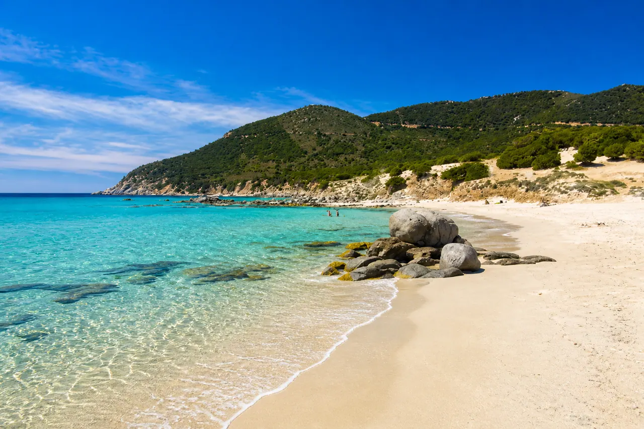 Spiaggia del Riso, Villasimius — granelli di quarzo simili a riso, acqua turchese e massi granitici