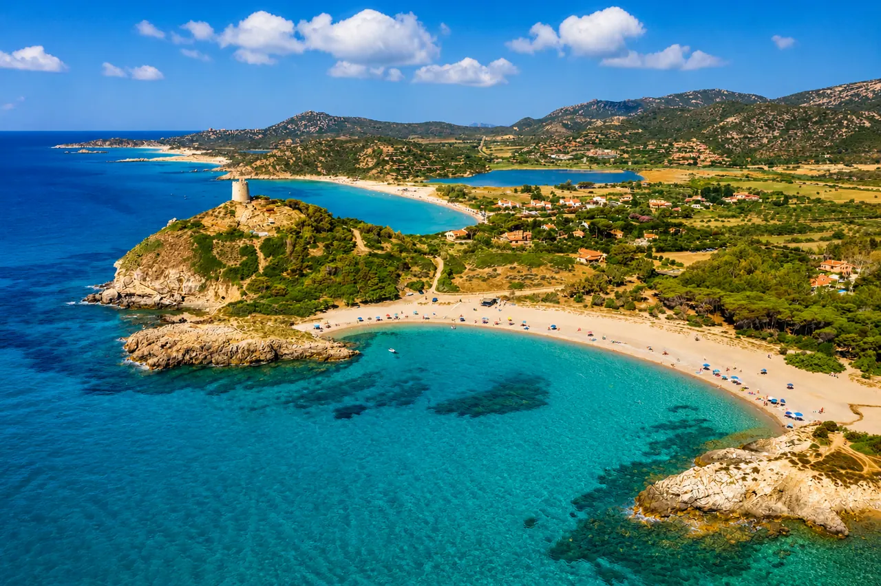 Torre di Chia, Domus de Maria — vista aerea sulla torre spagnola, baia turchese e stagno dei fenicotteri